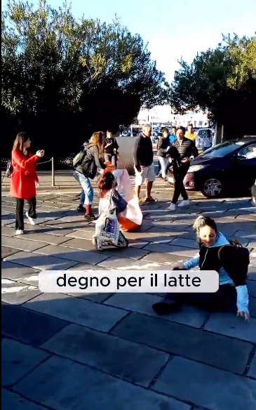 Ecoattivisti di Ultima Generazione bloccano strade a Milano e Cagliari: gli autisti minacciano i giornalisti