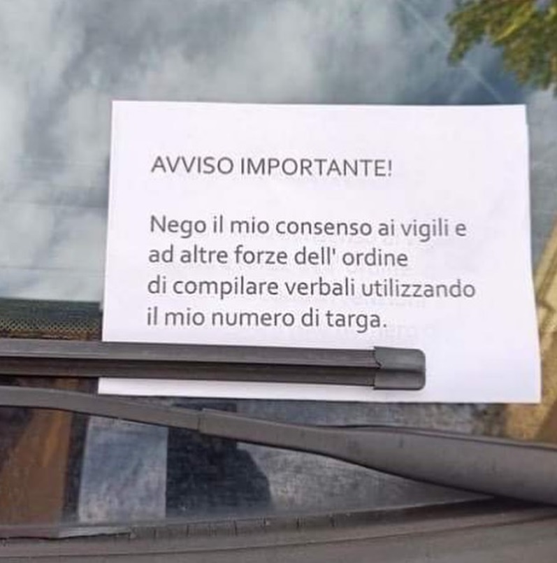 Cittadino lascia un ingegnoso cartello sul parabrezza dell'auto per evitare le multe dei vigili: "Nego il mio consenso...""