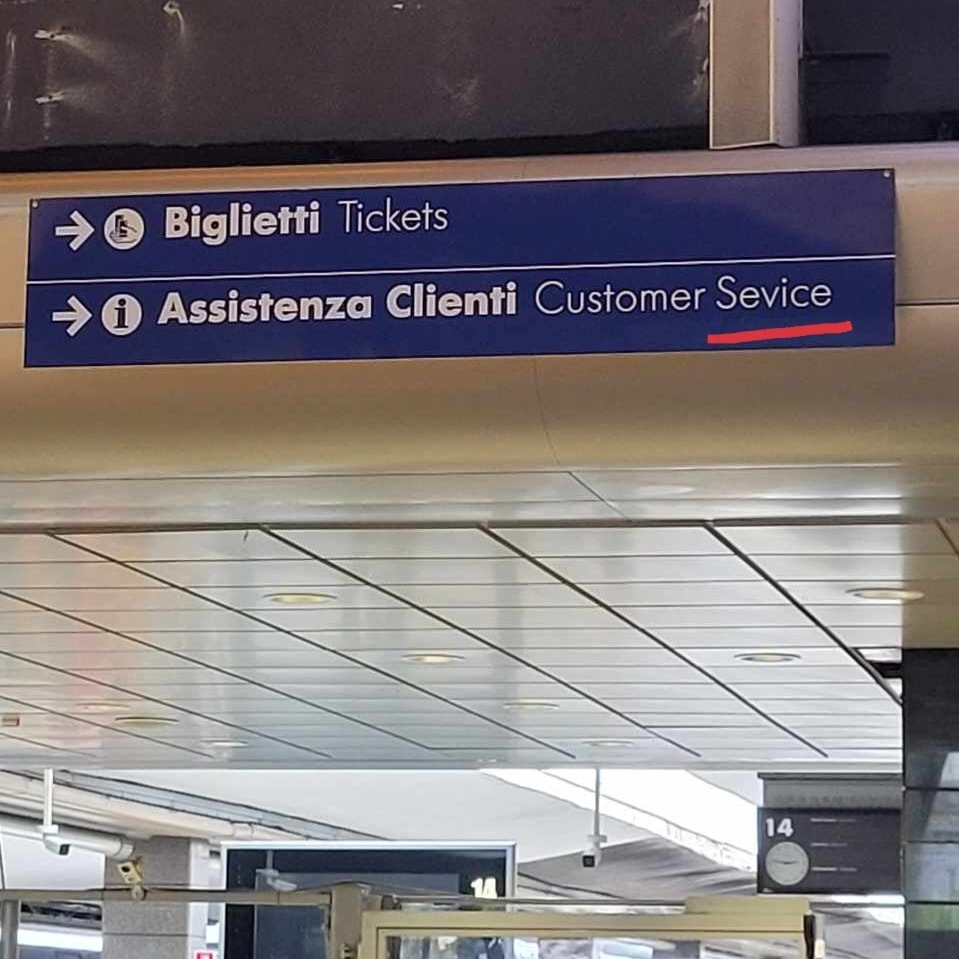 Stazione Napoli Centrale, la versione inglese del cartello ha un errore ortografico: "Almeno sono stati avvertiti"