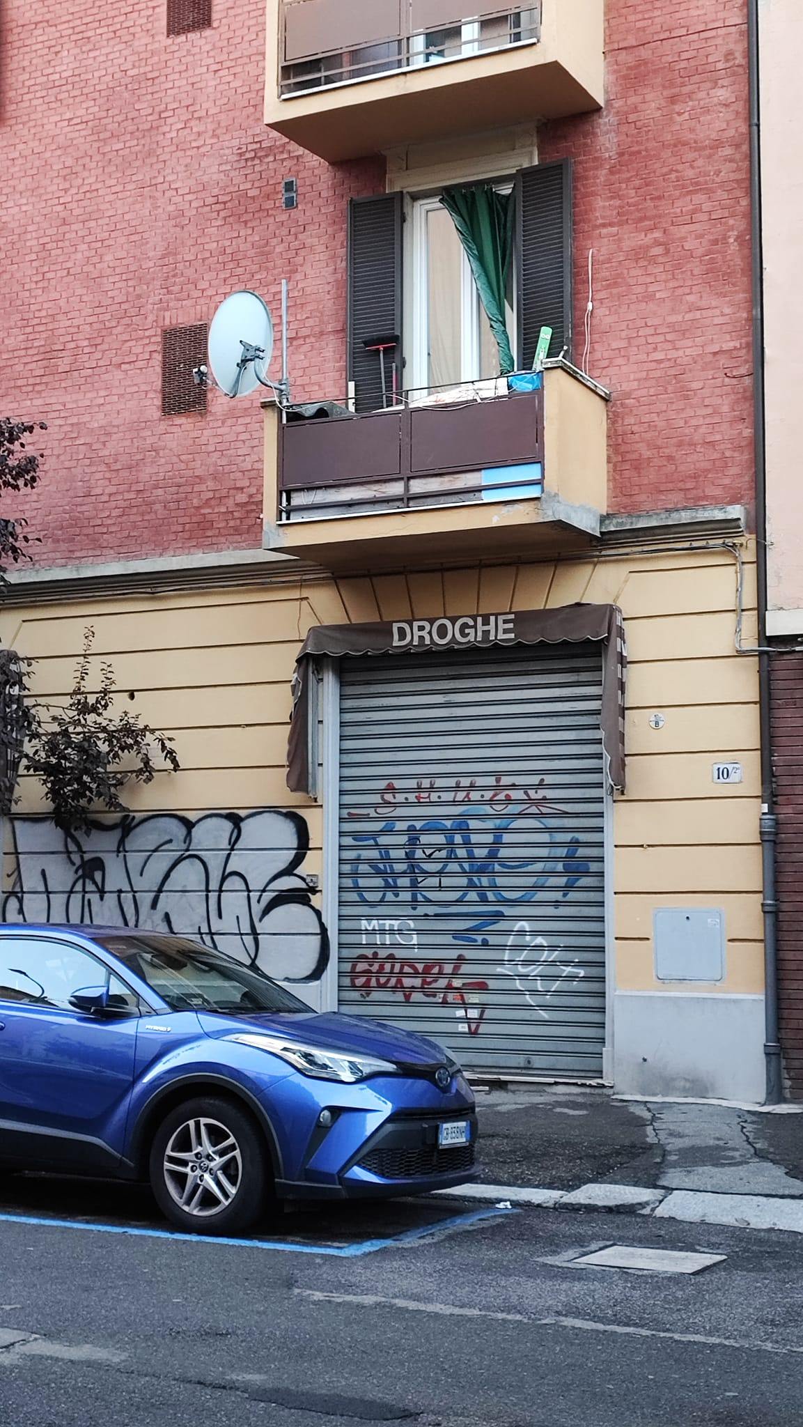 Bologna, tra le vie del centro spunta l'insegna più ambigua di sempre: "Il tipo di negozio che sogno"
