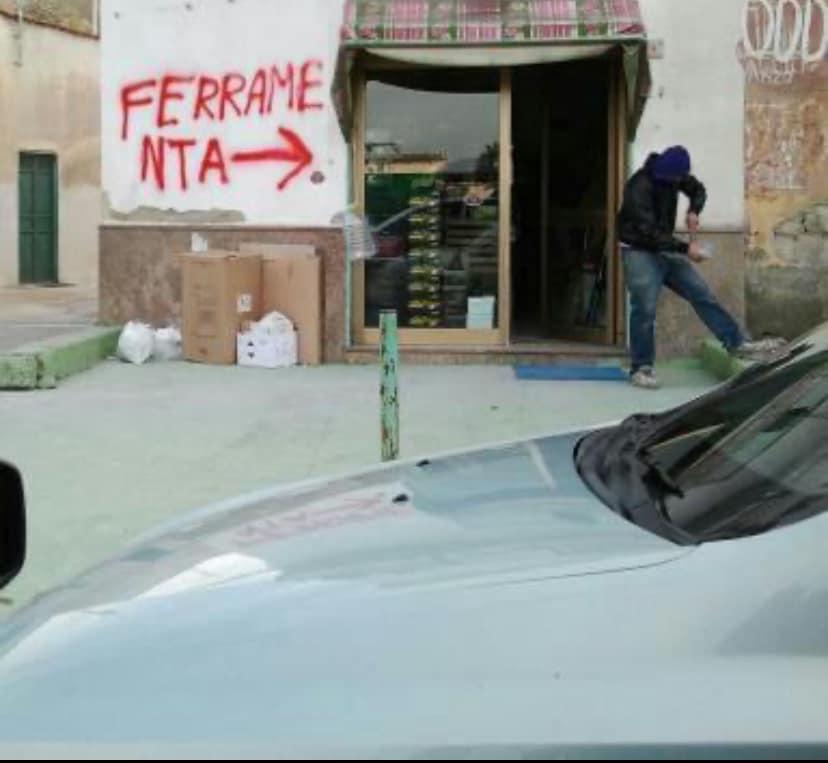 Salerno, commerciante sceglie un'insegna economica per risparmiare, ma un errore rende il risultato tragicomico