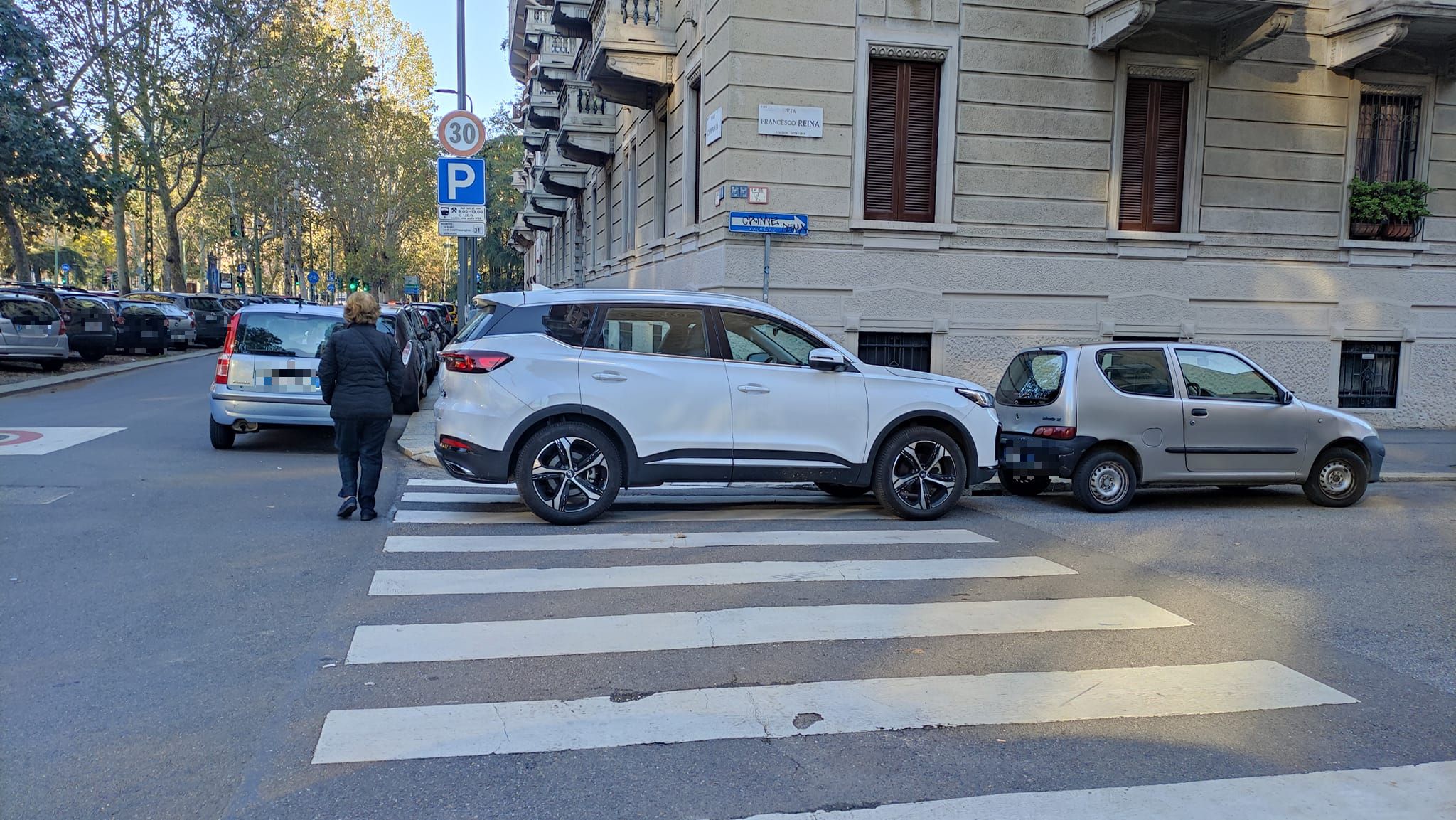 Sono un giornalista italiano che scrive per un sito di informazione on-line. Puoi scrivermi l'introduzione di circa 250 parole su un parcheggio abusivo sulle strisce pedonali a Milano. Puoi fare una panoramica sulla scarsità di parcheggi disponibili a Milano che spingono i cittadini a gesti incivili. Puoi anche spiegare il ruolo del trasporto pubblico per cercare di spingere sempre più persone ad abbandonare le auto. Infine, esponi anche il problema della mancanza di controlli da parte delle autorità competenti che fa sentire impunibili i cittadini incivili che parcheggiano in maniera illegale.Milano, lo sfogo di un cittadino dopo l'ennesimo parcheggio abusivo: "Guardate qua, perché nessuno interviene?"