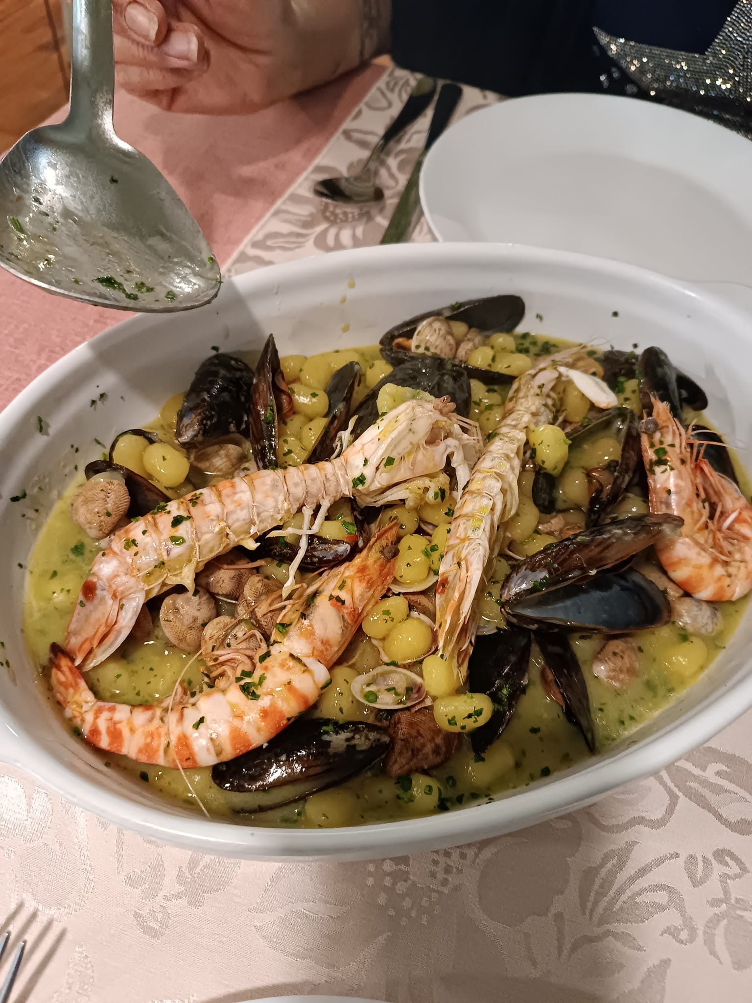 "32 euro per un pranzo di pesce in due, cosa abbiamo preso": cittadino mostra lo scontrino del ristorante in Abruzzo