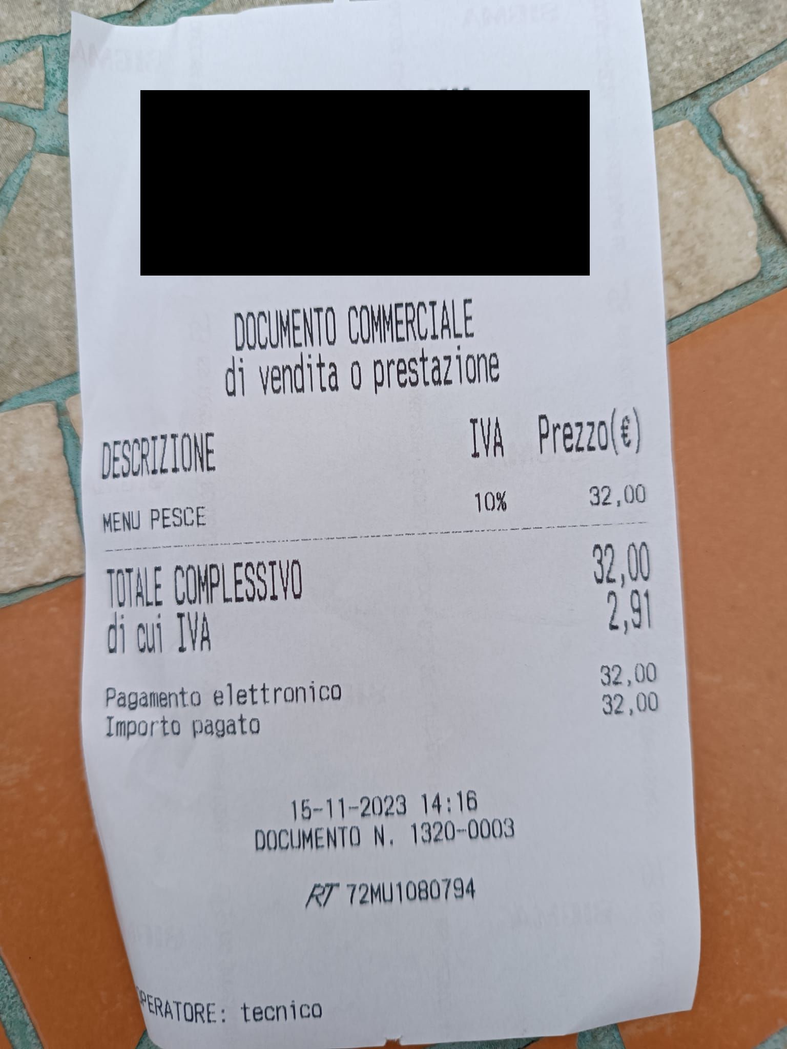 "32 euro per un pranzo di pesce in due, cosa abbiamo preso": cittadino mostra lo scontrino del ristorante in Abruzzo