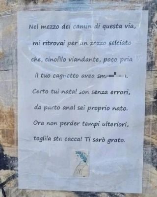 Salerno, spunta un cartello in rima per il padrone che fa fare i bisogni al cane per strada e non pulisce: "Nel mezzo del cammin di questa via..."