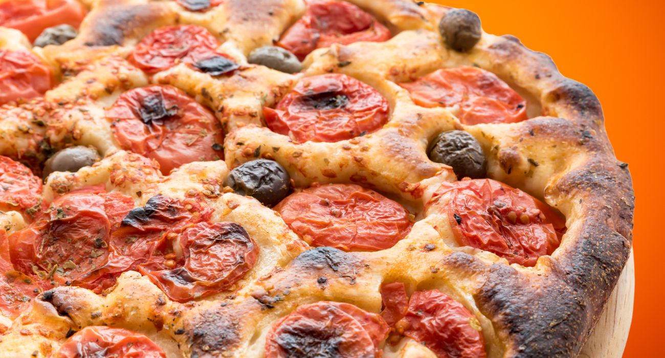 Focaccia barese, con questa ricetta potete cucinarla a casa in appena 3 ore e senza impastatrice