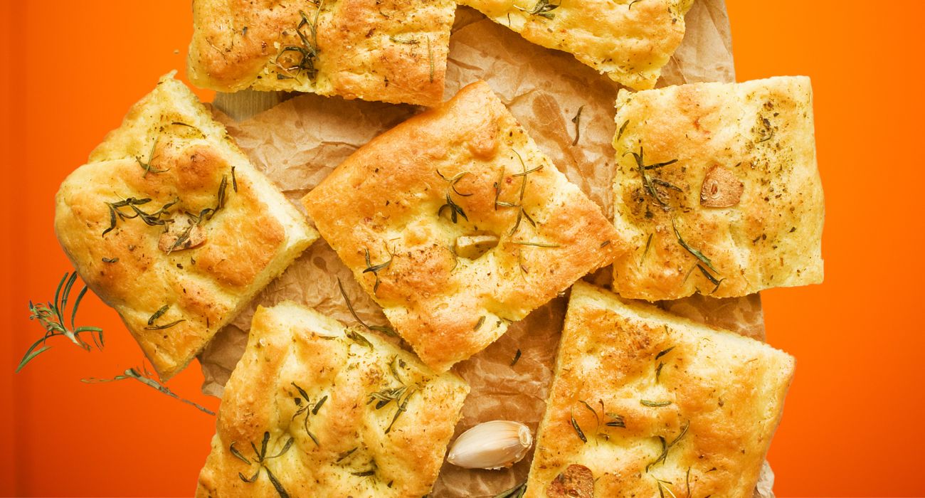 Focaccine con le olive, con questa semplice ricetta potete prepararle a casa in 3 ore senza impastatrice
