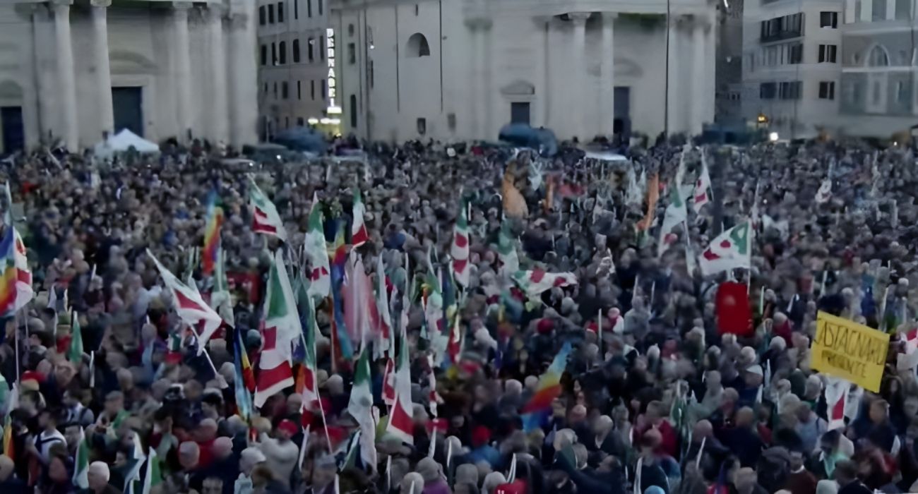 Manifestazione PD a Roma, bagno di folla e tripudio d'applausi per Elly Schlein, la segretaria: "Per chi e perché siamo oggi in piazza"