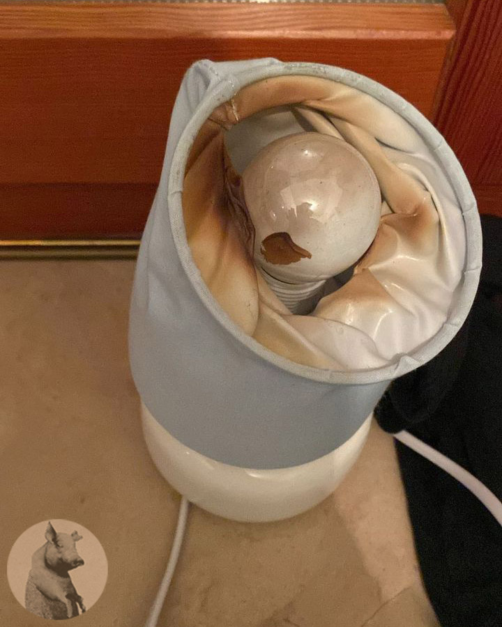 Crea atmosfera in stanza con una maglietta sulla lampada: "Così ho rischiato di incendiare il palazzo"