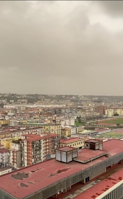 E La Fine Del Mondo A Napoli Il Cielo Si Tinge Di Giallo Cosa