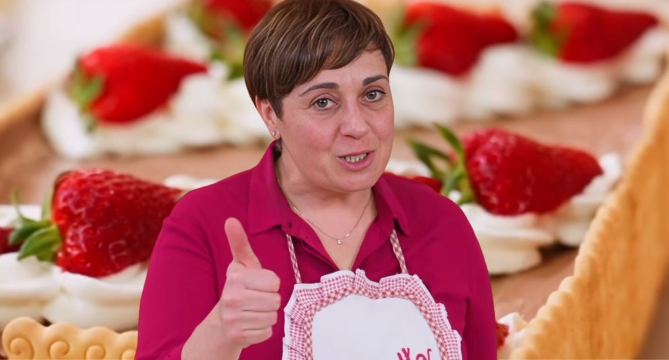 Crostata fredda crema, fragole e biscotti: la ricetta di Benedetta Rossi