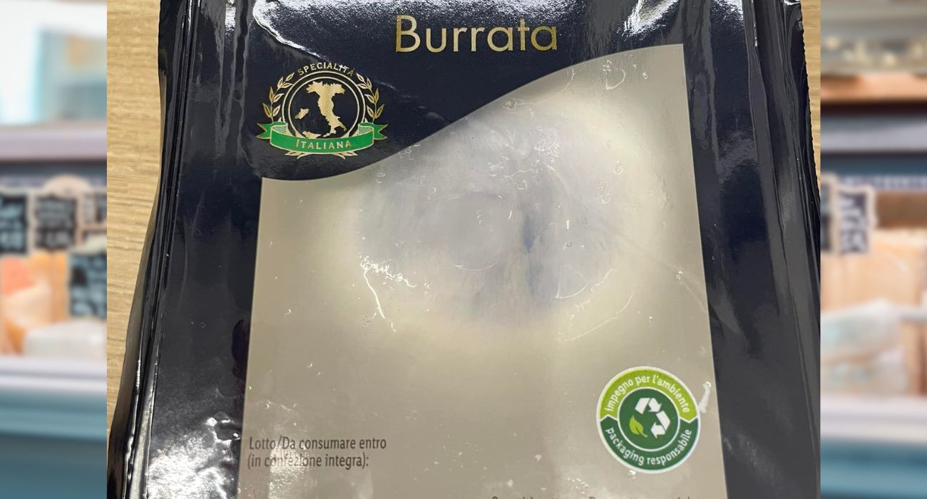 Compra la burrata ma quando torna a casa diventa blu: il gesto del supermercato per scusarsi è assurdo