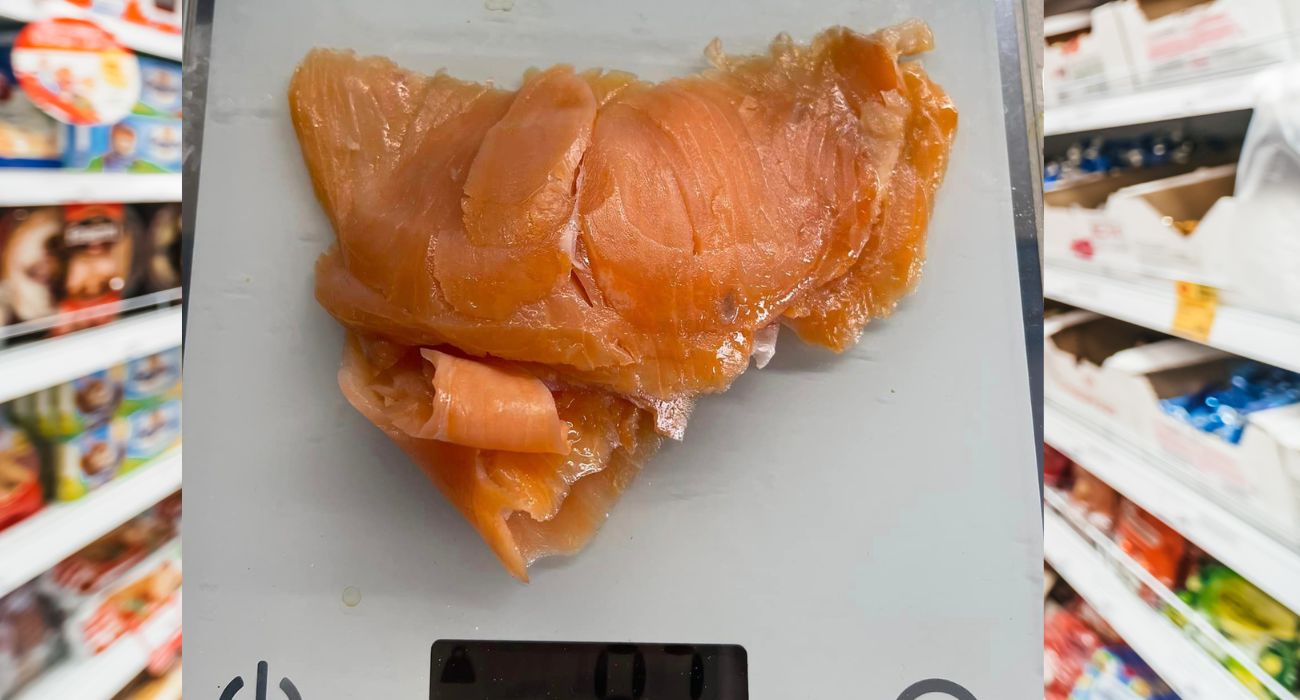 Va al discount e compra 100 grammi di salmone: quando lo pesa sulla bilancia di casa, scopre l'amara verità