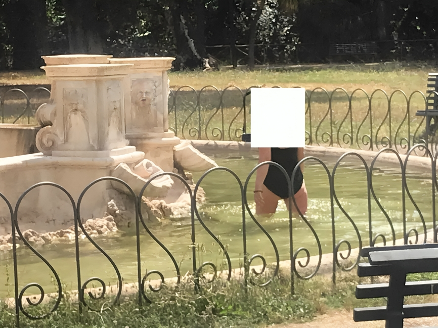 Roma, turista fa il bagno nella fontana storica a Villa Pamphilj: lancia sassi a chi la riprende