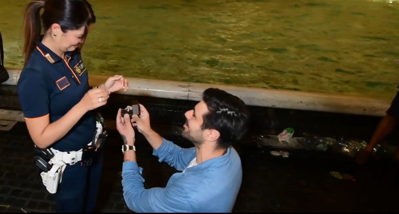 Roma, vigilessa in divisa riceve promessa di matrimonio alla Fontana di Trevi: attimi di pura emozione