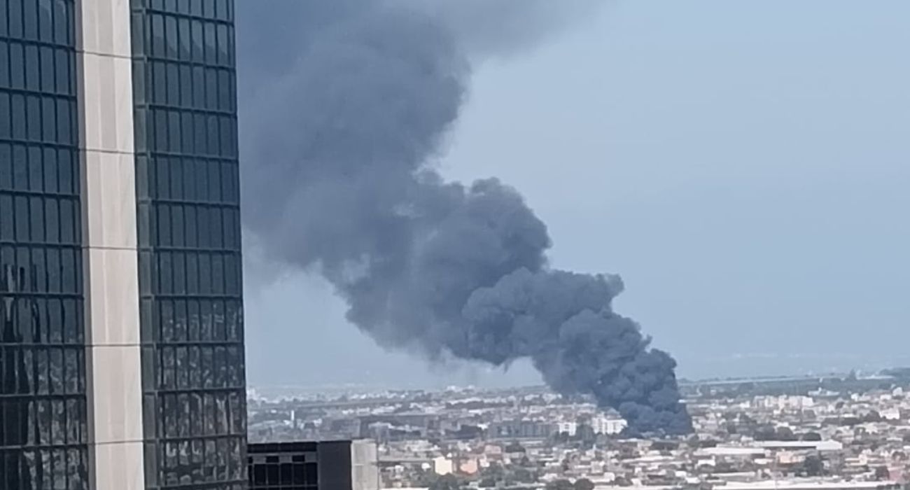 Paura A Napoli: Maxi Incendio In Un Deposito Di Camion, Enorme Nube ...