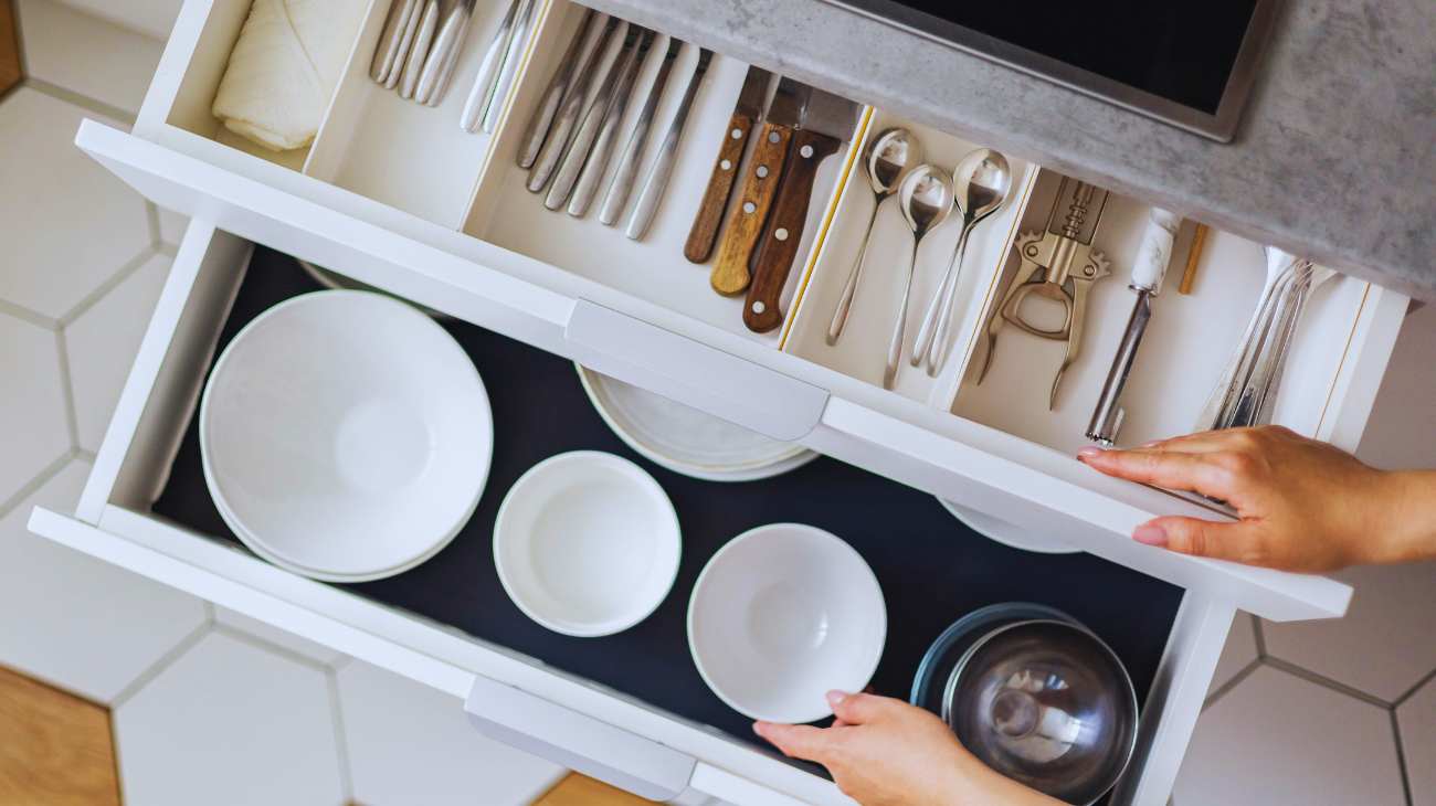 Riordinare i cassetti della cucina