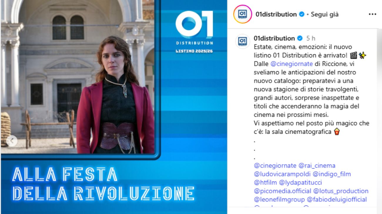 Il pubblico li ha amati come coppia tormentata in Mare Fuori, ora Nicolas Maupas e Valentina Romani tornano insieme per un nuovo, attesissimo progetto firmato Rai. Il film TV Alla festa della rivoluzione, diretto da Arnaldo Catinari, li vede protagonisti in una cornice completamente diversa: non più le sbarre di un carcere minorile, ma il caos e il fervore di una rivoluzione. Una sfida intensa e affascinante, sia per gli attori che per gli spettatori.Prodotto da Rai Cinema in collaborazione con la Italian International Film – Gruppo Lucisano e con il sostegno della Friuli Venezia Giulia Film Commission, Alla festa della rivoluzione è ispirato all’omonimo libro di Claudia Salaris. La sceneggiatura porta la firma di Catinari e di Silvio Muccino, un’accoppiata che promette una narrazione densa di significati, con uno sguardo moderno su eventi storici che hanno lasciato un’impronta indelebile nel Novecento.Il film ci riporta nel 1919, in una Fiume scossa, viva, incandescente. È l’epoca dell’Impresa di Fiume, quando Gabriele D’Annunzio – interpretato da un carismatico Maurizio Lombardi – occupa la città e la trasforma in un laboratorio di rivoluzioni, provocazioni e sogni utopici. In questo contesto esplosivo si muove Beatrice, la protagonista, una spia al servizio della Russia. Il suo sguardo esterno diventa la lente con cui il pubblico osserva una città ribollente, dove si fondono politica, cultura, trasgressione e arte.Valentina Romani interpreta una figura femminile complessa e sfaccettata, anche se il nome del suo personaggio non è stato ancora rivelato. Al suo fianco, Nicolas Maupas, anche lui in un ruolo ancora avvolto nel mistero. Ma l’alchimia tra i due è una garanzia, e l’attesa per vederli di nuovo insieme sullo schermo è già altissima. La loro presenza è uno degli elementi chiave che stanno accendendo l’interesse del pubblico, soprattutto tra i fan della serie che li ha consacrati.Alla festa della rivoluzione non è solo un film in costume. È il racconto di un momento di rottura, di tensione e sperimentazione. Fiume non è solo un luogo geografico, ma diventa un simbolo: un punto di incrocio tra avanguardie artistiche, anarchia politica e utopie generazionali. Qui nulla è stabile, tutto è in trasformazione. La festa rivoluzionaria a cui si riferisce il titolo è tanto reale quanto metaforica, fatta di eccessi, ideali, confronti accesi e desideri di cambiamento.Accanto ai due giovani protagonisti, il cast vanta nomi importanti. Oltre a Lombardi nel ruolo del “Vate”, Riccardo Scamarcio interpreta Pietro, mentre Darko Peric – noto per il ruolo di Helsinki ne La casa di carta – completa una squadra attoriale dal respiro internazionale.Le riprese, terminate nel dicembre 2024, si sono svolte in Friuli Venezia Giulia, tra Udine, Gorizia e le aree limitrofe. Una scelta che ha permesso di ricreare in modo autentico e suggestivo l’atmosfera della Fiume di inizio secolo, tra palazzi liberty, vie polverose e scorci carichi di storia. La scelta della location è parte integrante dell’identità visiva del film, che punta a un’accurata ricostruzione storica senza rinunciare a uno stile cinematografico contemporaneo.L’uscita del film è prevista nel corso del 2025: prima il passaggio televisivo su Rai, poi la disponibilità in streaming su RaiPlay. Per ora, non esiste ancora un trailer ufficiale, ma la conferenza stampa tenutasi a Udine nel novembre 2024 ha già acceso la curiosità degli addetti ai lavori e del pubblico.Con questo progetto, Valentina Romani e Nicolas Maupas dimostrano di voler andare oltre i confini della serialità giovanile, affrontando un film ambizioso, storicamente complesso e artisticamente audace. Alla festa della rivoluzione si preannuncia come un racconto coinvolgente e stratificato, capace di restituire l’anima inquieta di un’epoca. Ma anche come una nuova tappa importante nella carriera di due tra i volti più amati della fiction italiana contemporanea.Chiedi a ChatGPT