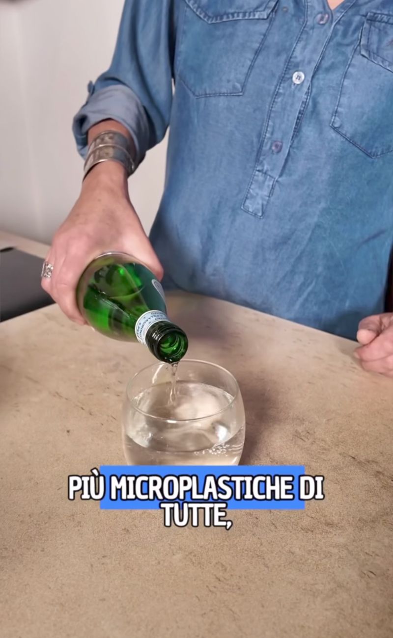 Il pezzetto di plastica sotto il tappo delle bottiglie di vetro genera parecchie microplastiche