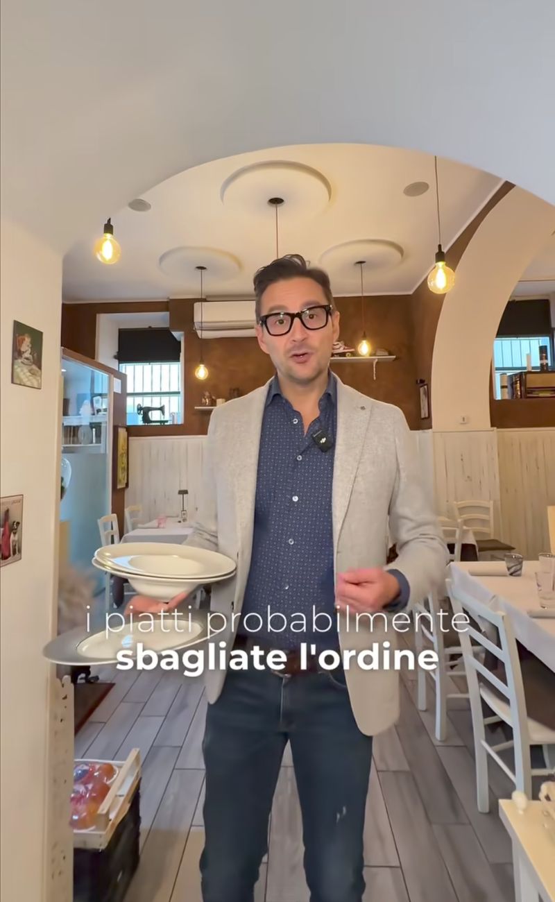 Il cameriere ha chiesto di non passargli i piatti, perché lui già conosce l'ordine e un intervento del cliente andrebbe a disorientarlo.