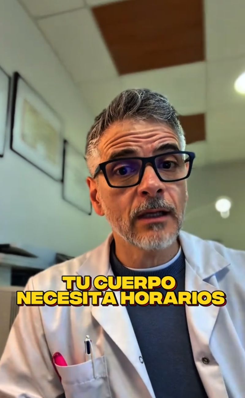 Carrizo, nutrizionista spagnolo, ha spiegato i benefici di cenare quotidianamente prima delle 20:30. "Il nostro corpo ha bisogno di orari", spiega.