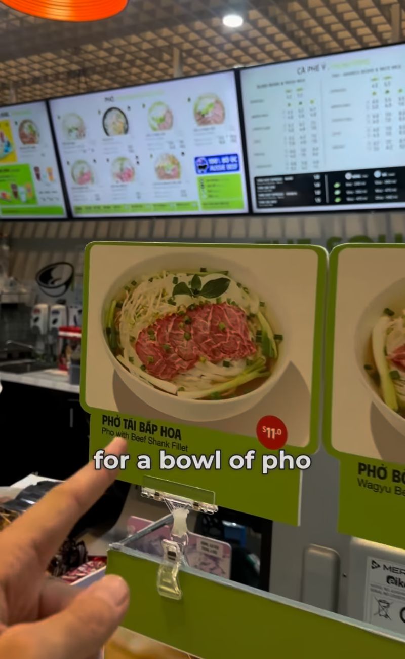 Una ciotola di Pho in aeroporto ad Hanoi costa circa 10€, mentre in centro è facile trovarla a 1.50€