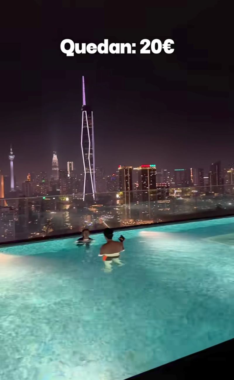 Una stanza d'albergo in questa struttura con rooftop e piscina riscaldata costa 30€ a notte