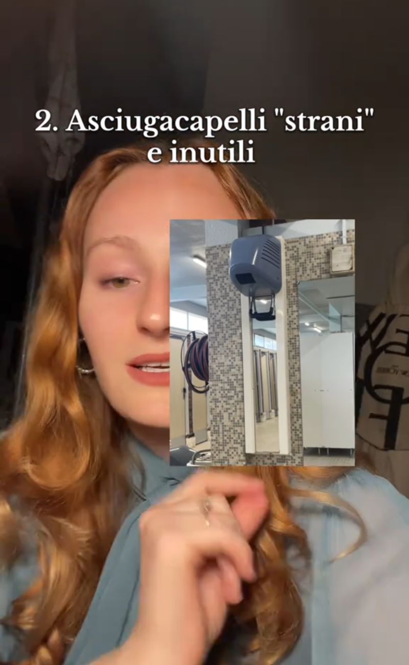 Gli asciugacapelli delle piscine pubbliche francesi sono così: scomodi e dal gettito d'aria calda molto debole