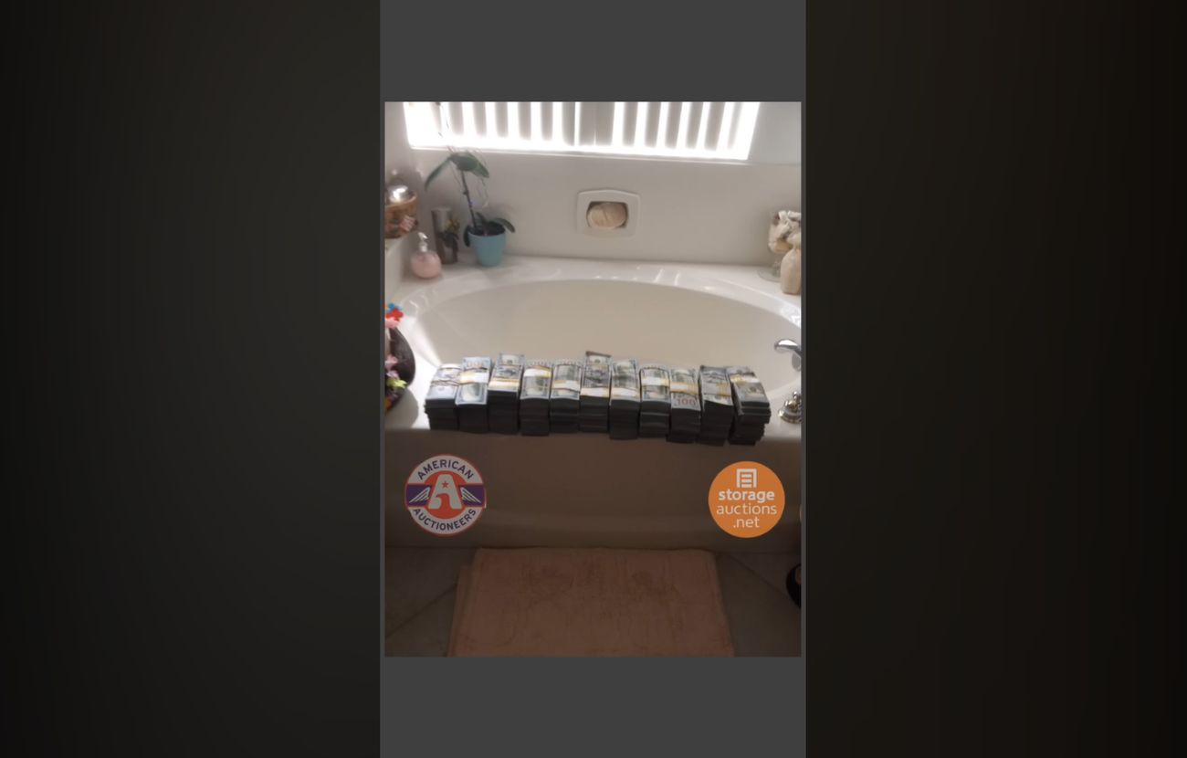 Una parte del denaro contante trovato nel magazzino. Credits: Dan & Laura Dotson - youtube.com