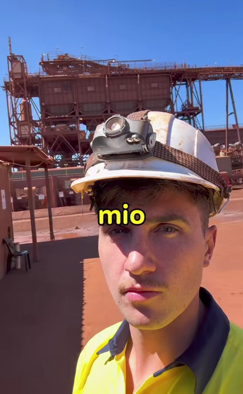 Il content creator lavora come assistente del meccanico in una miniera australiana