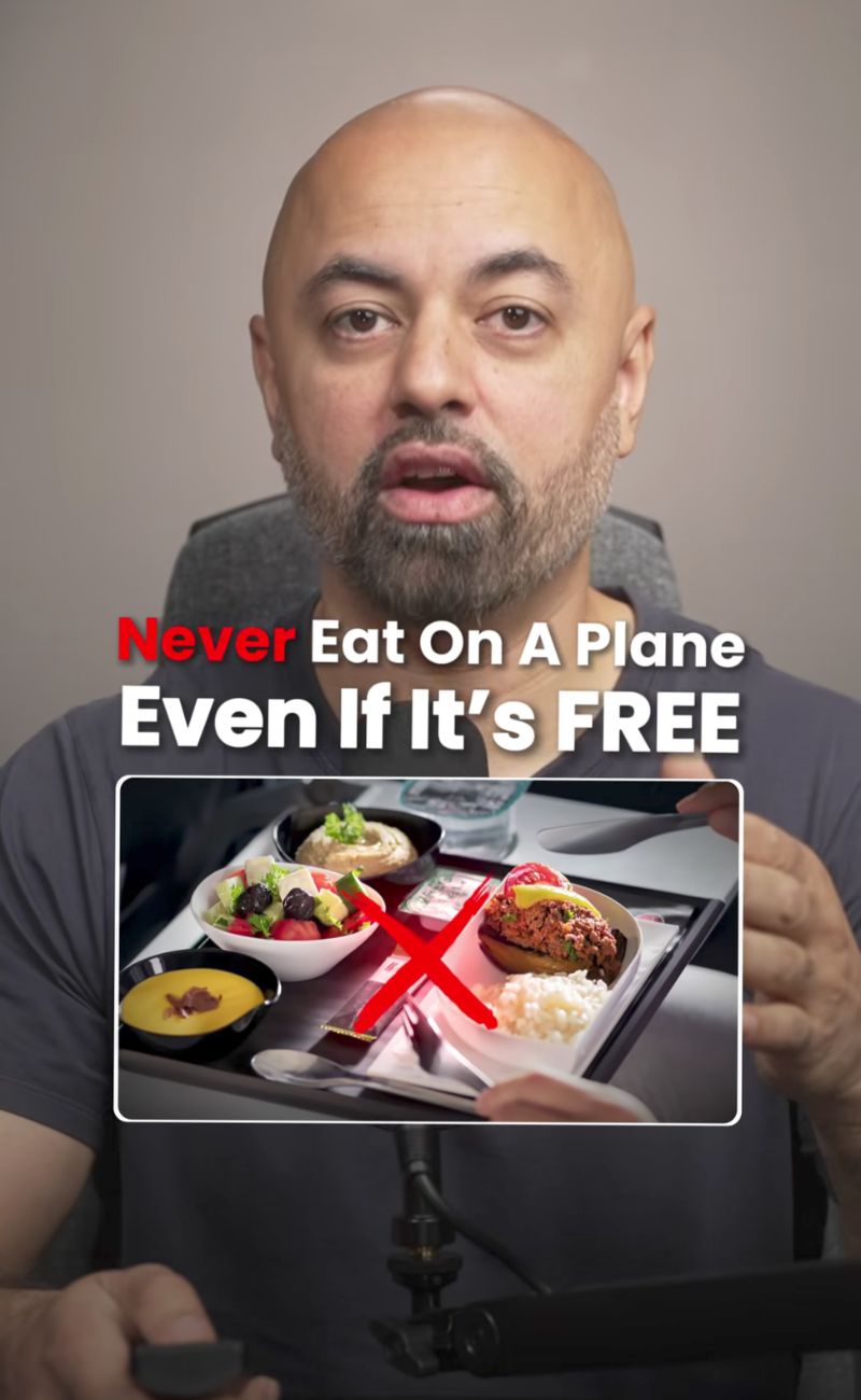 "Mai mangiare in aereo, anche quando il cibo è gratis", è il consiglio dell'esperto.