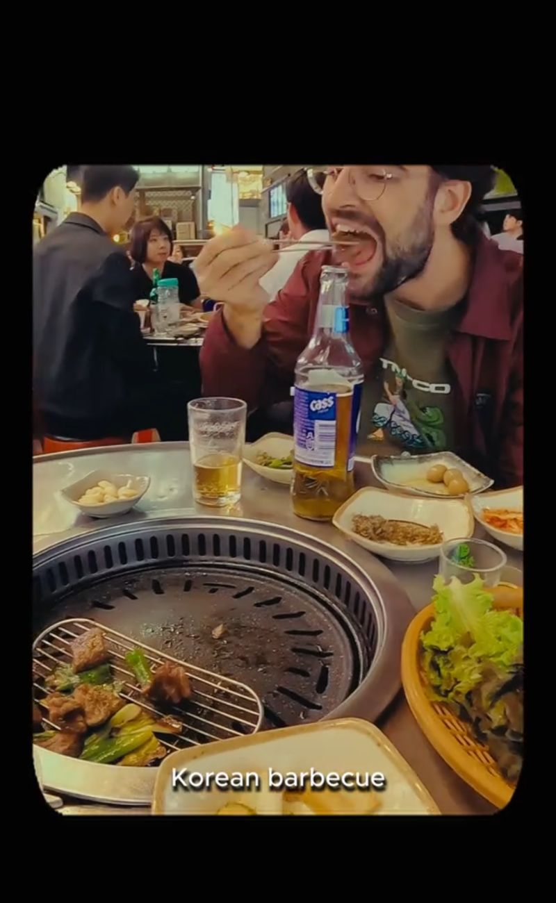 Secondo l'autore del video, è impossibile rinunciare ai barbecue coreani di Seul, in Corea del Sud.
