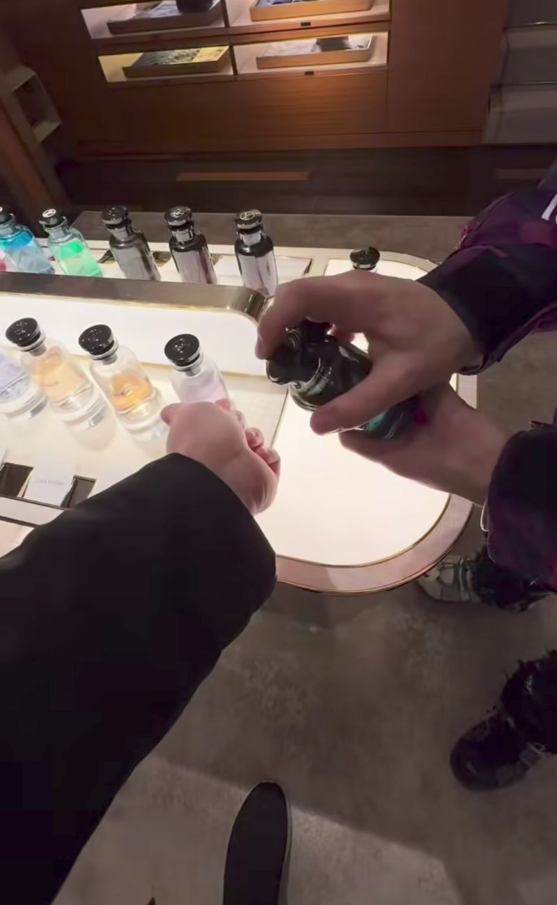 Nel tentativo di spendere 1€ da Louis Vuitton, il content creator si è dovuto accontentare di uno spruzzo di profumo gratis, boccetta venduta a circa 500€