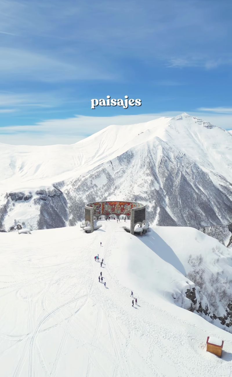 Le montagne innevate della Georgia sono un vero paradiso per gli amanti della natura.