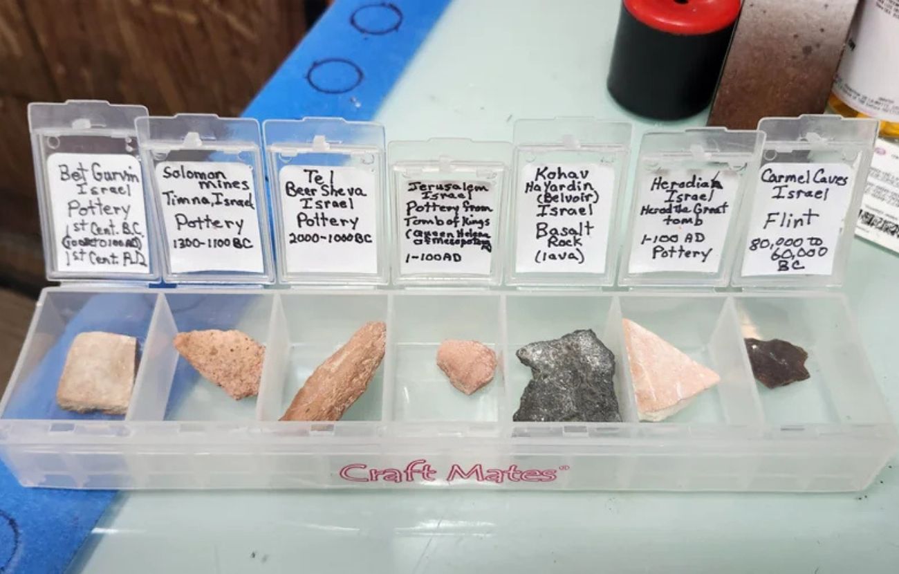 All'interno del contenitore c'erano pietre antichissime, collezionate da un appassionato. Credits: mrpickle123 - Reddit