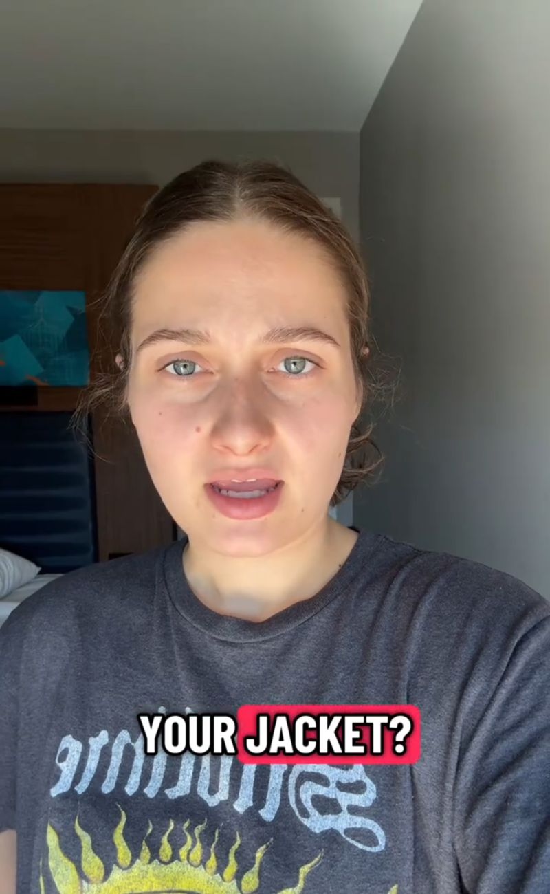 Una passeggera ha chiesto all'assistente di volo se potesse prestarle la sua giacca per riscaldarsi.