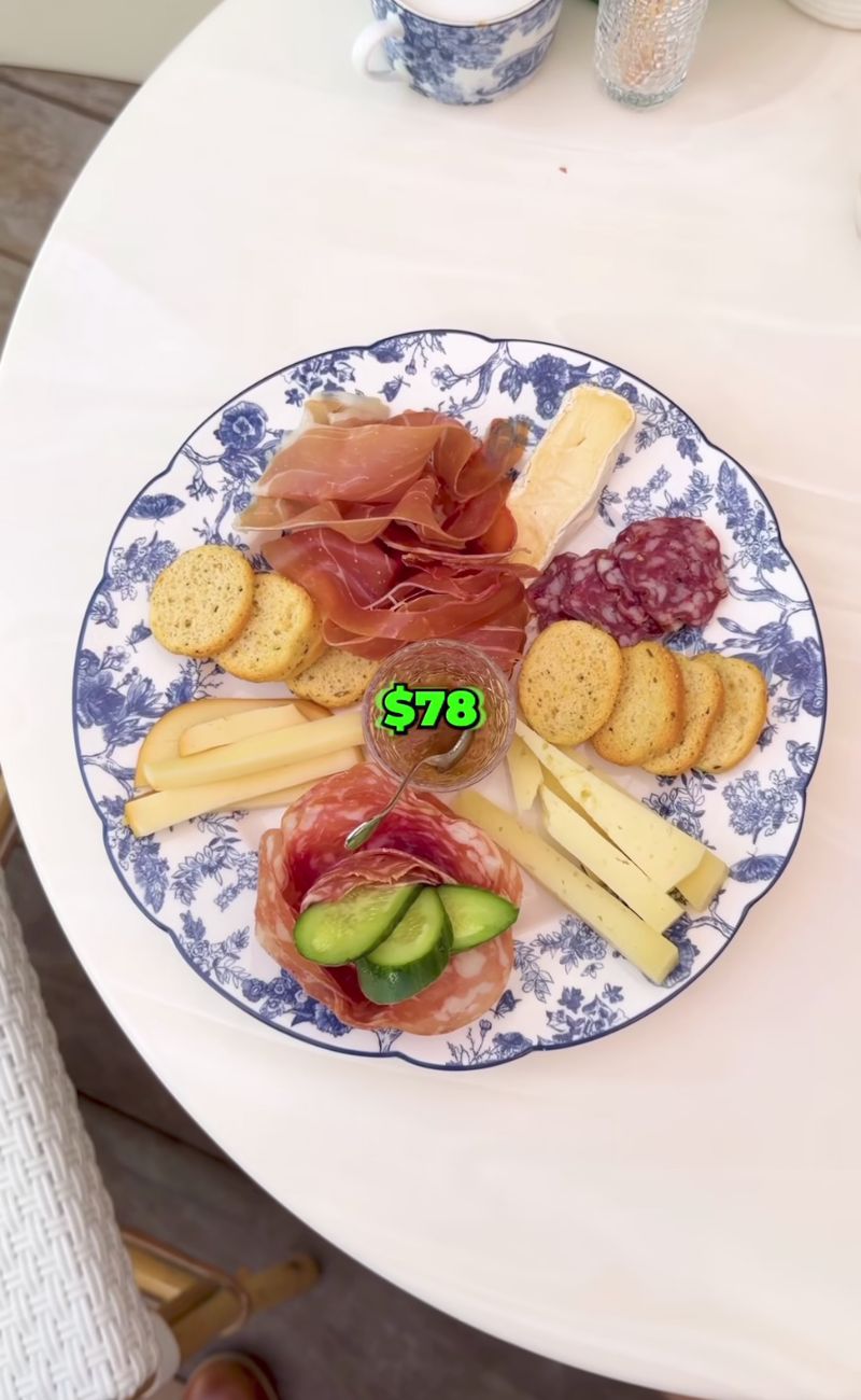 Quello che in italiano chiameremmo 'Tagliere', da Dior viene servito su un piatto di porcellana.