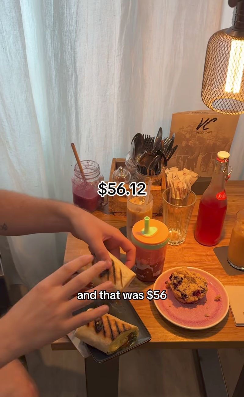 La 'seconda colazione' che la coppia e la figlia ha fatto in un bar del centro, decisamente costosa.