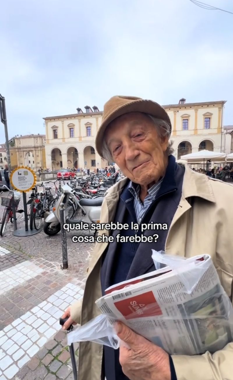 L'89enne, con giornali cartacei sotto braccio, spiega cosa farebbe se potesse tornare a vent'anni.
