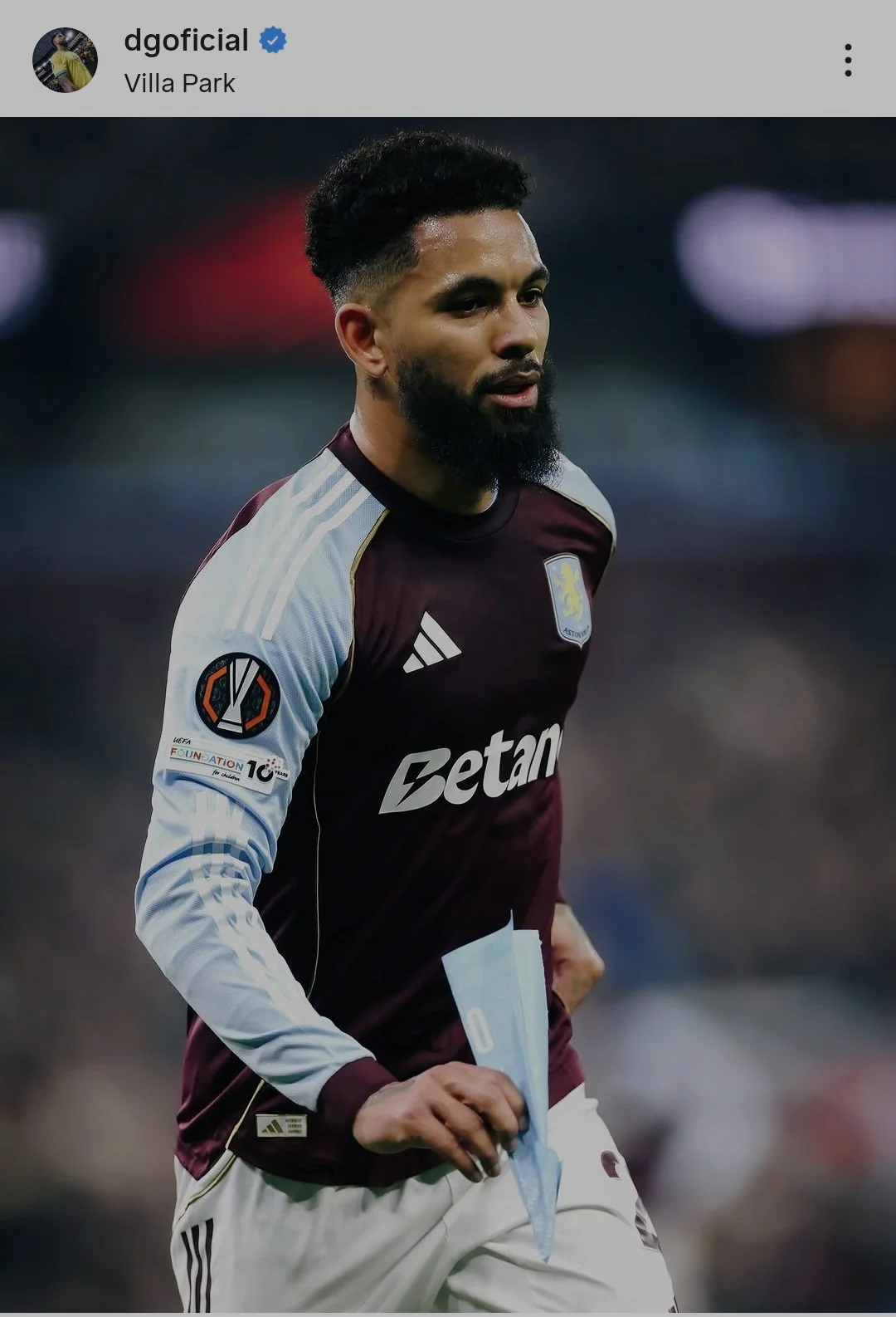 Douglas Luiz in uno scatto recentissimo con la maglia dell'Aston Villa.