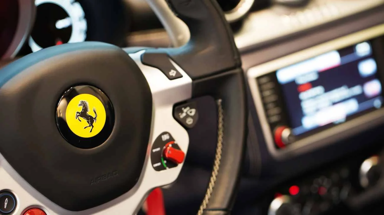 Per comprare una Ferrari non bastano i soldi: come funziona davvero l'acquisto di un'auto da Maranello