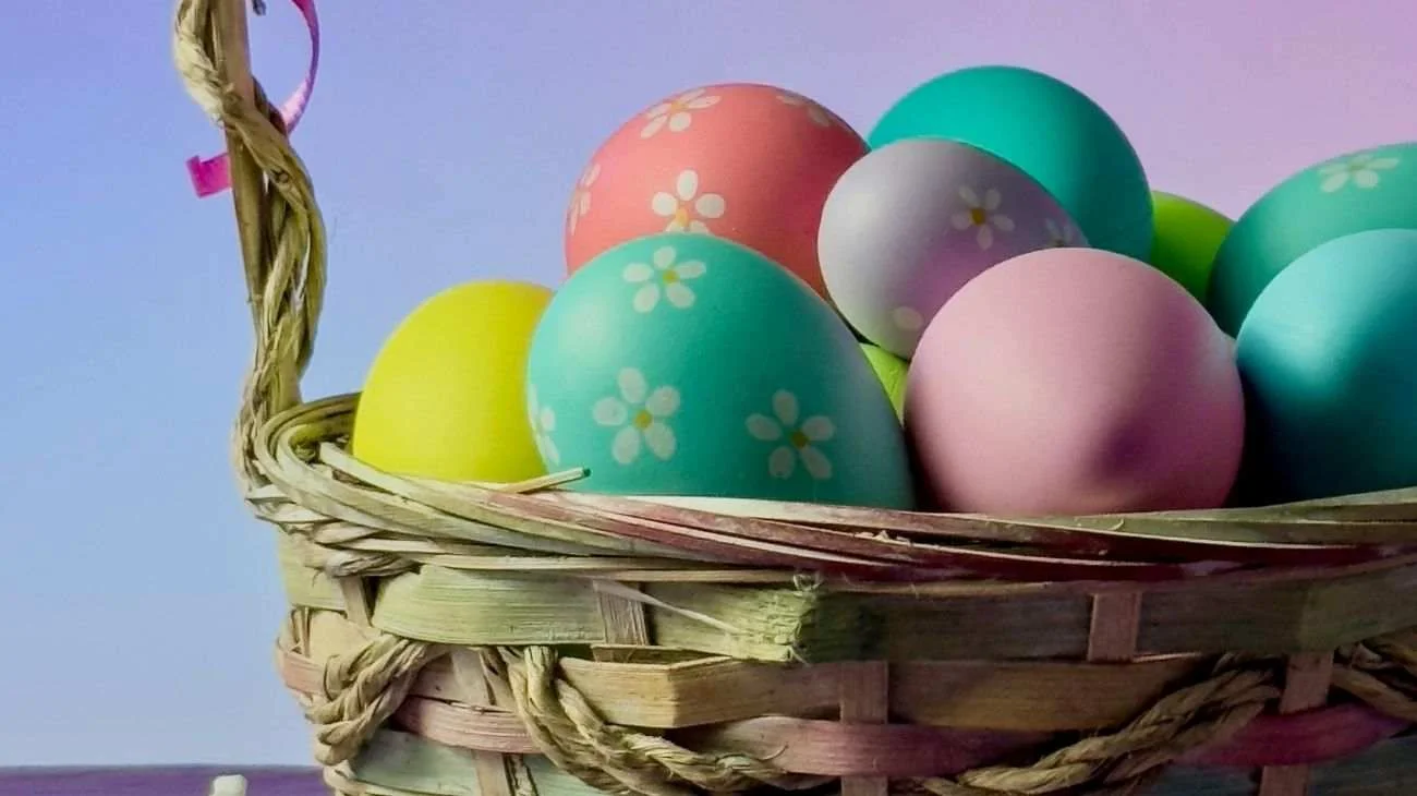 Uova colorate di Pasqua senza coloranti artificiali: i bambini le adoreranno e sono facilissime