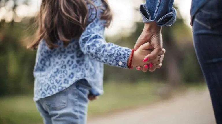 Bambina con un genitore - Tuttonotizie.eu
