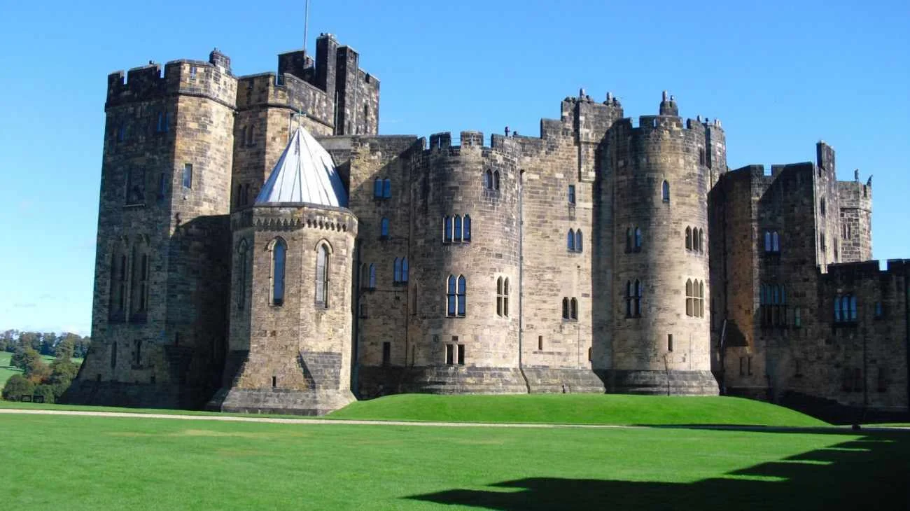 Il castello da film che tutti vogliono visitare: qui hanno girato una storia magica