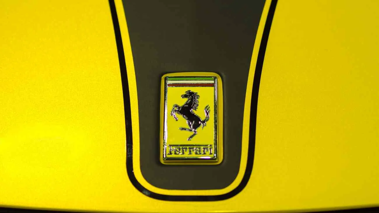 Ferrari, perché ci sono 2 loghi diversi sull'auto? La verità è più semplice di quanto si pensi