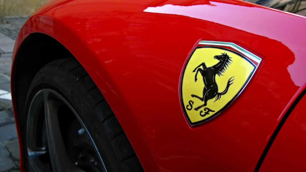 Ferrari, perché ci sono 2 loghi diversi sull'auto? La verità è più semplice di quanto si pensi