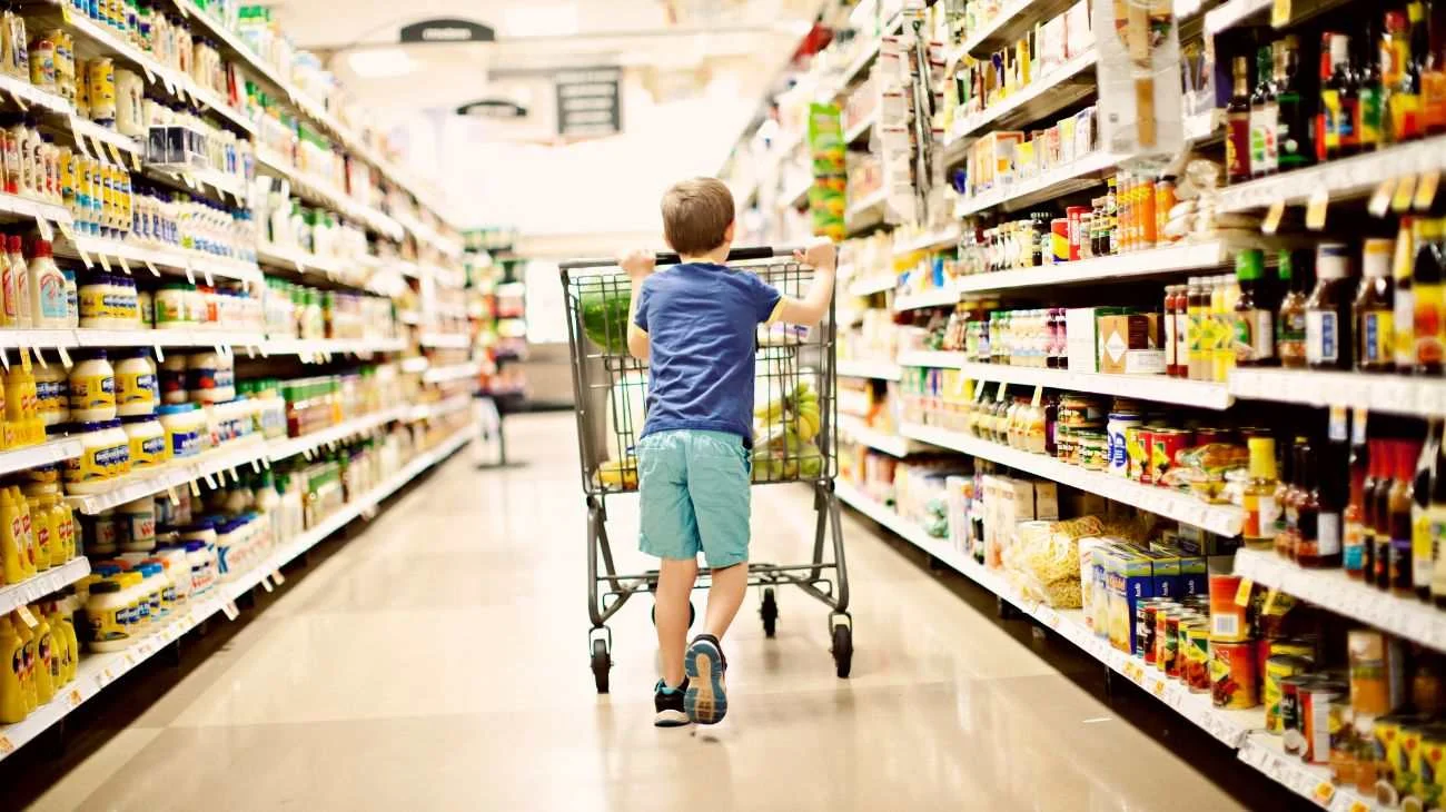 Come fanno i supermercati a farti spendere di più: le strategie invisibili