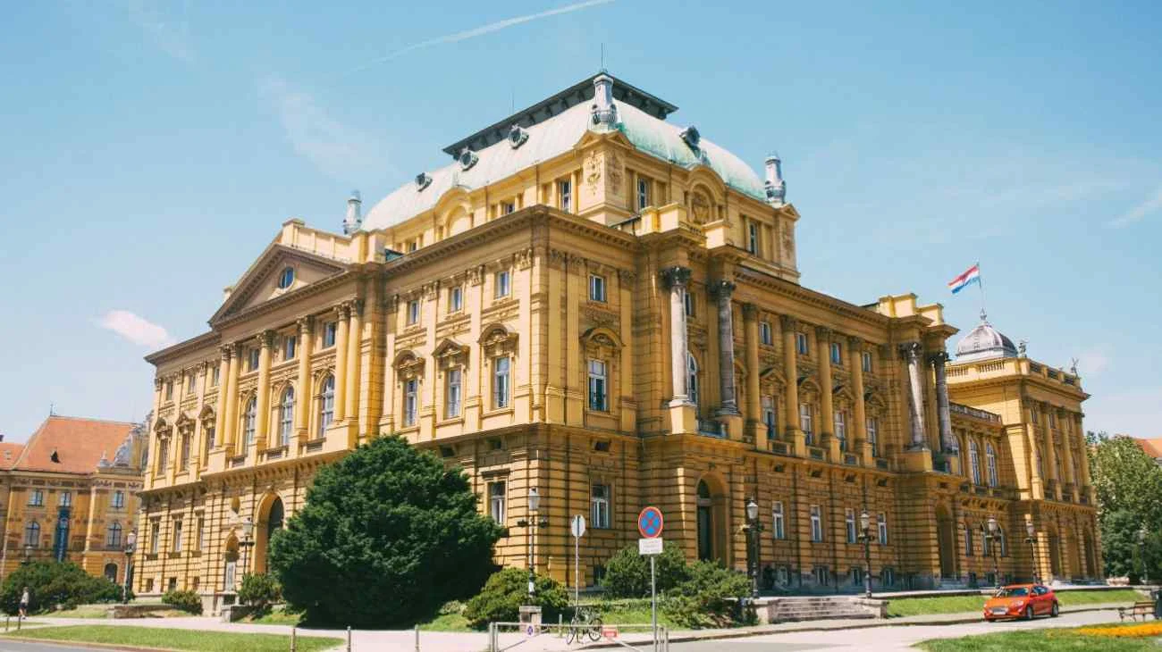 La città economica che pullula di musei: è un vortice di colori da assaporare e si trova in Europa