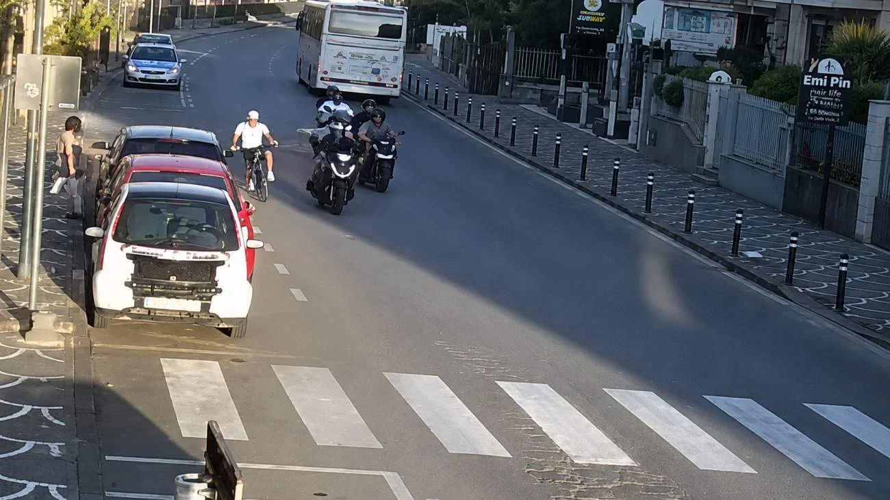 Anziano spintonato in bici da ragazzi in motorino: la clip fa il giro del web, si cercano gli aggressori