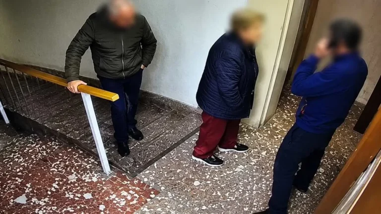 Aggressione ad anziani (Immagine generata dall'AI) - Tuttonotizie.eu